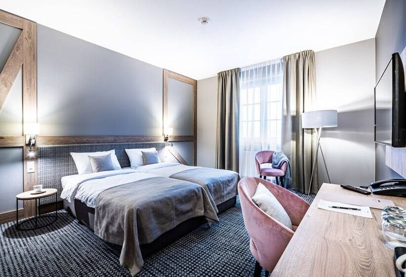 スタンダードルーム, Sezony. Restauracja I