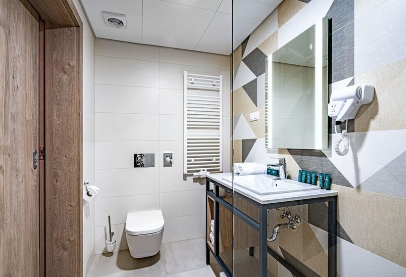 スタンダードルーム, Sezony. Restauracja I