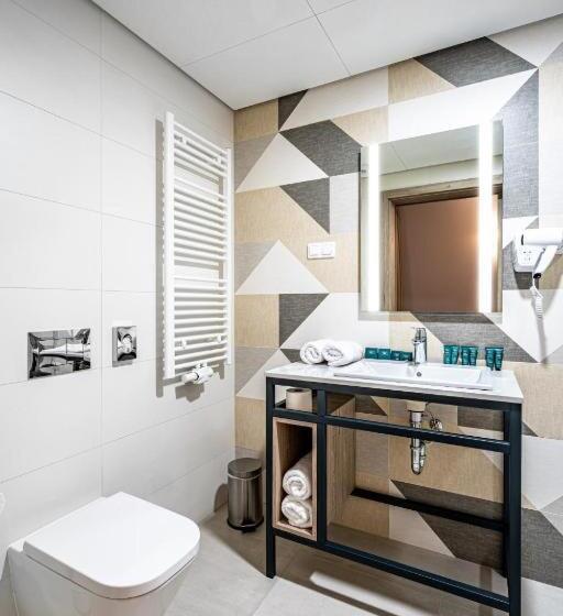 スタンダードルーム, Sezony. Restauracja I