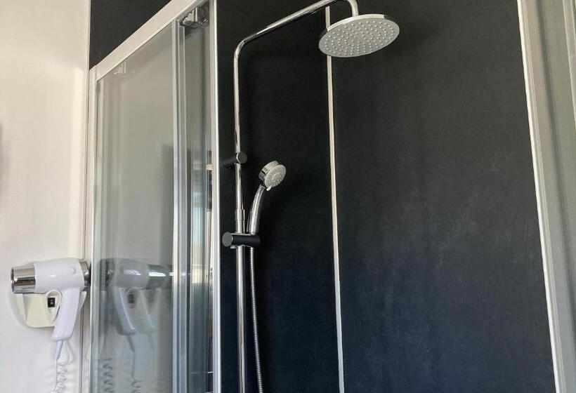 غرفة قياسية, Chez Pierre