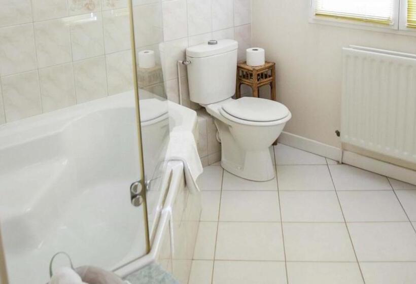 غرفة قياسية ثلاثية, Chez Pierre