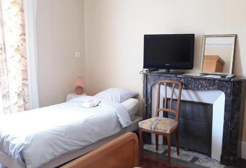 חדר סטנדרט לשלושה, Chez Pierre