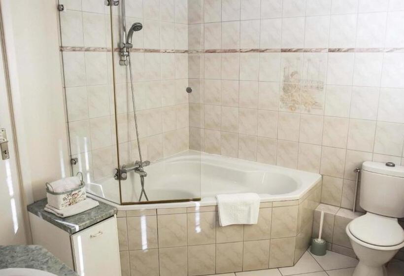 חדר סטנדרט לשלושה, Chez Pierre