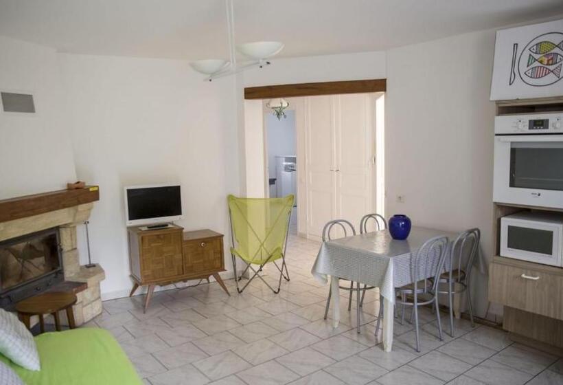 דירת חדר בקומת קרקע, Chez Pierre