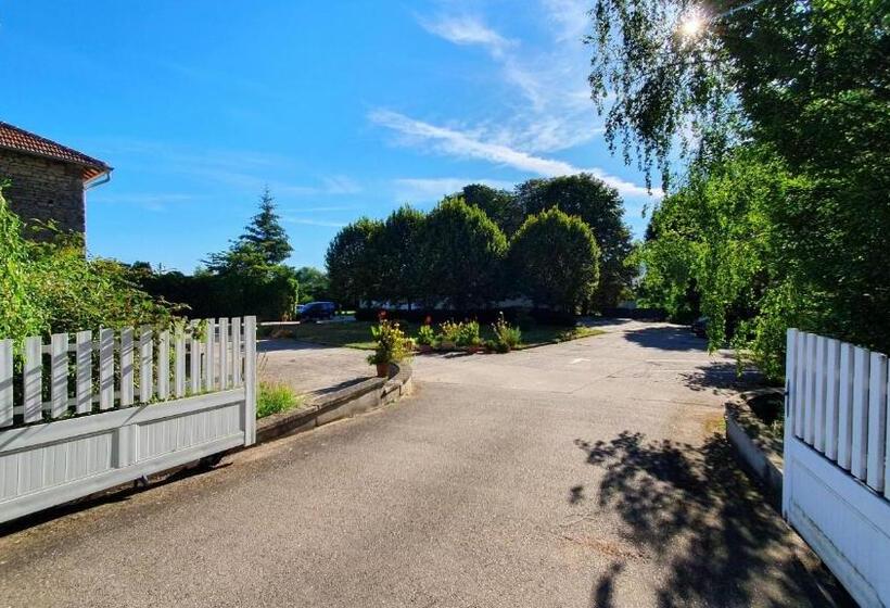 إستوديو قياسى مطلّ علي الحديقة, Chez Pierre