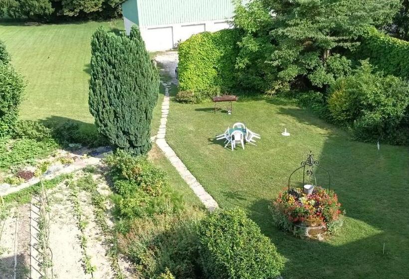 Студио Стандарт Вид на Сад, Chez Pierre