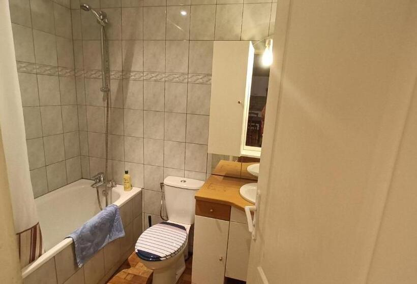 شقة غرفة واحدة, Chez Pierre