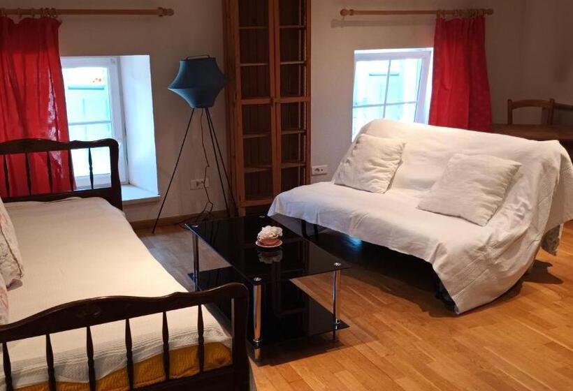 דירת חדר, Chez Pierre