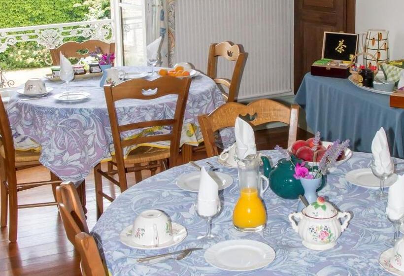 חדר סטנדרט לשלושה, Chez Pierre