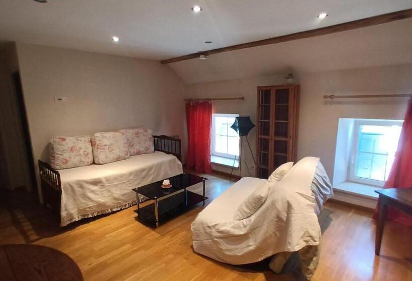 شقة غرفة واحدة, Chez Pierre