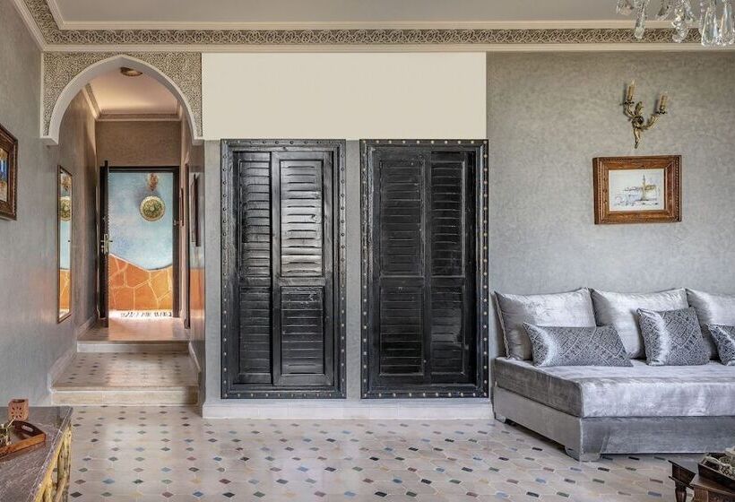 سوییت لوکس, Diar Illi