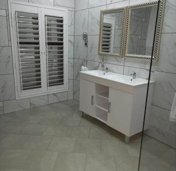 デラックスの４人部屋, Linda Se Dop