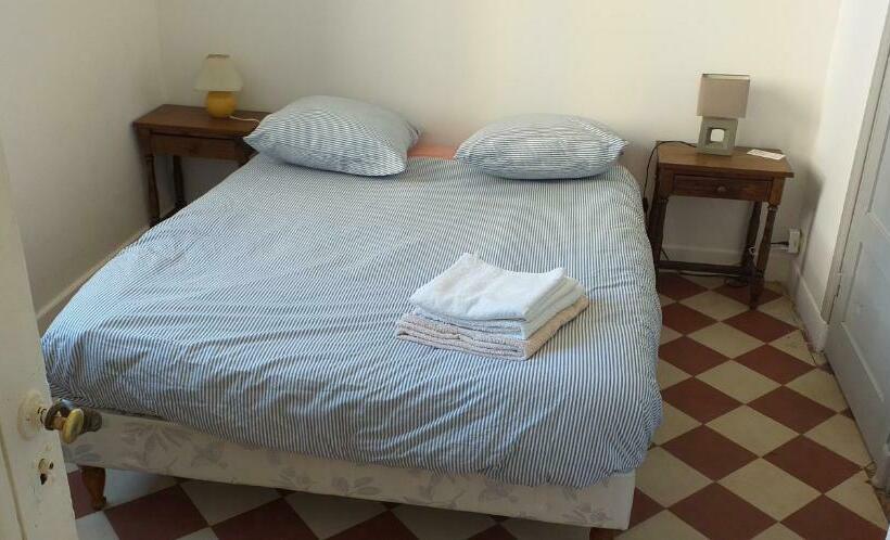 Номер Стандарт, Maison Auctoire