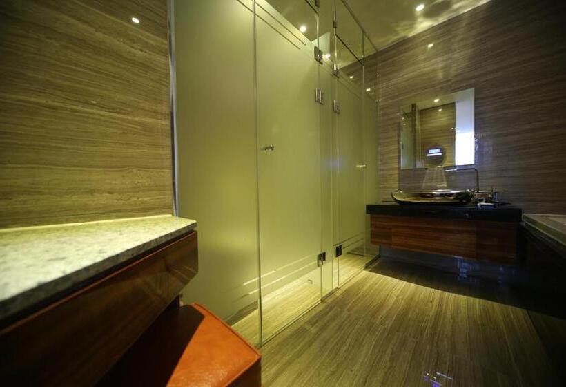 Suite met Balkon, First