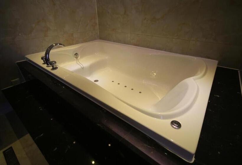 Familie Suite, First