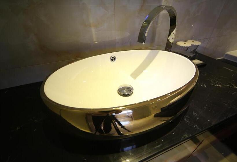 Familie Suite, First