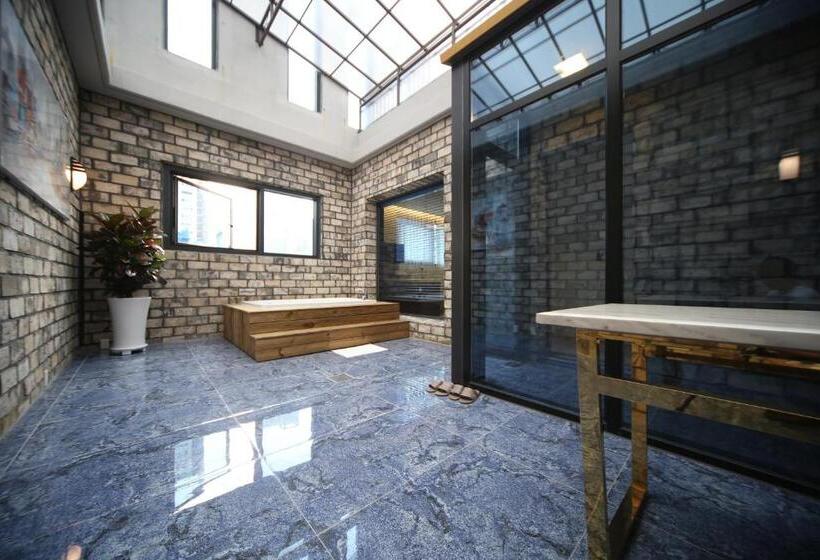 Familie Suite, First