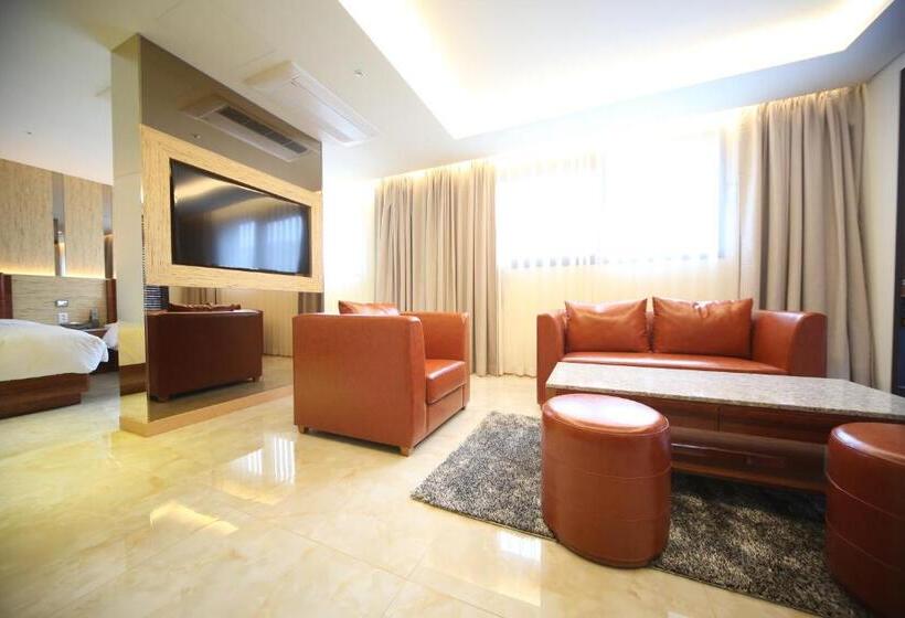 Familie Suite, First