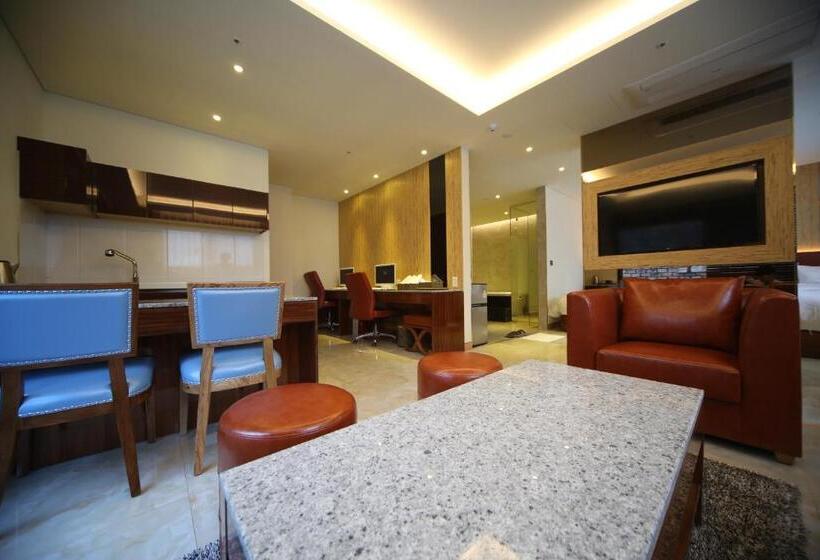 Familie Suite, First