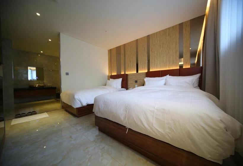 Familie Suite, First