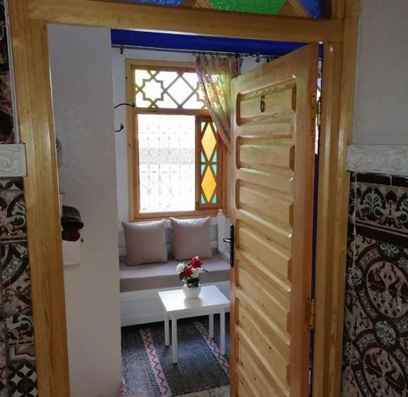 اتاق اکونومی با حمام مشترک, Abi Khancha