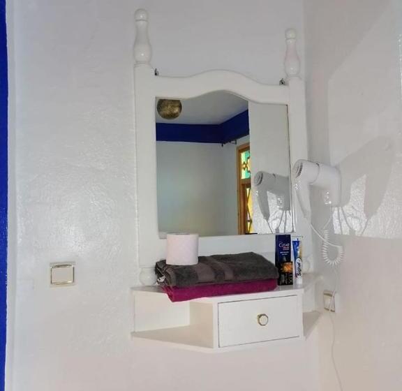 اتاق اکونومی با حمام مشترک, Abi Khancha