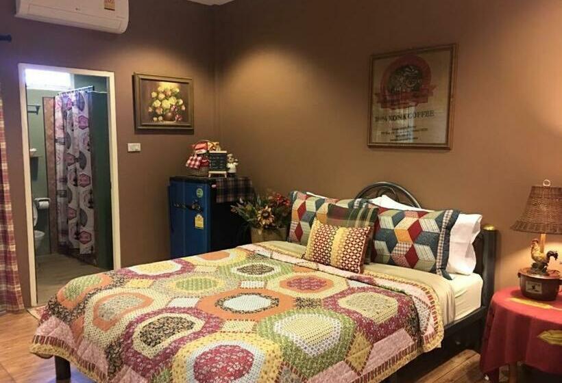 غرفة قياسية مزوَّدة بشُرفة, The Green Land Farm