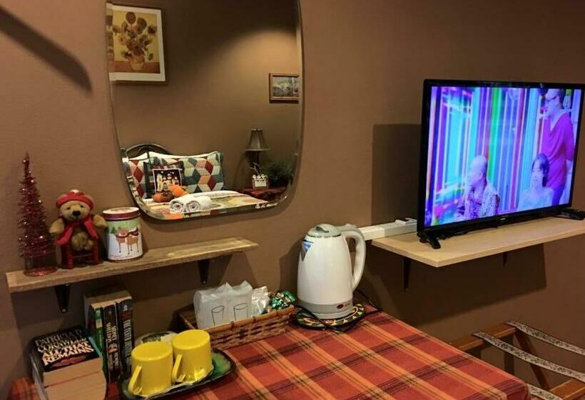 غرفة قياسية مزوَّدة بشُرفة, The Green Land Farm