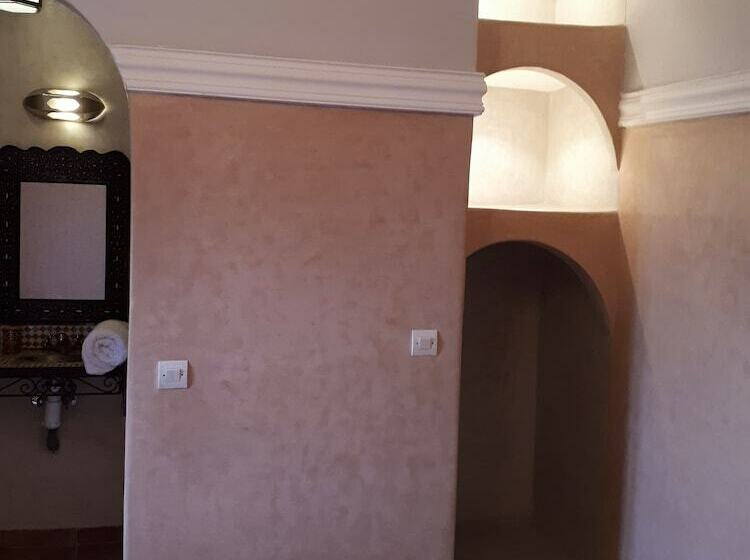 اتاق سه نفره سلطنتی, Refuge Aicha