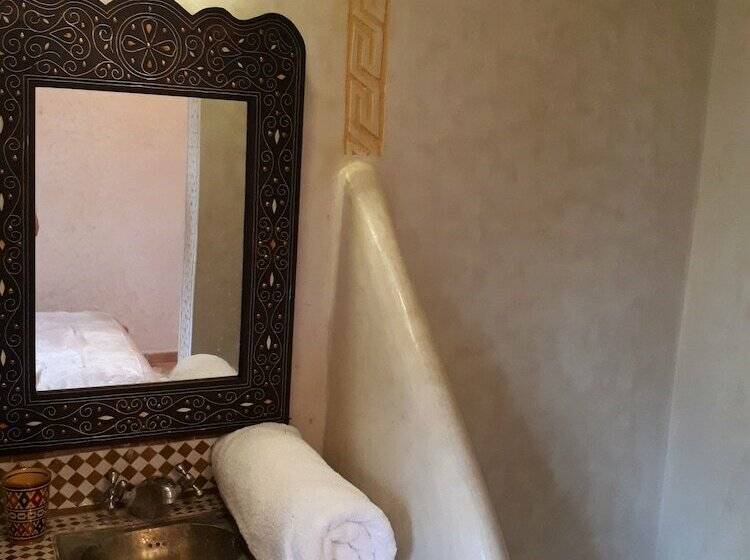 اتاق سه نفره سلطنتی, Refuge Aicha