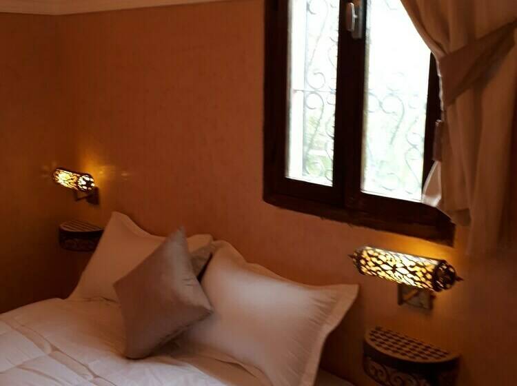 اتاق سه نفره سلطنتی, Refuge Aicha