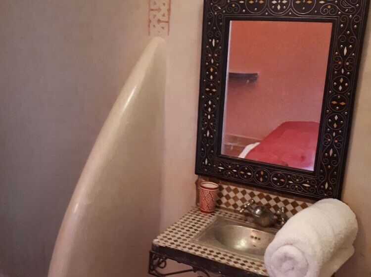 اتاق سه نفره سلطنتی, Refuge Aicha