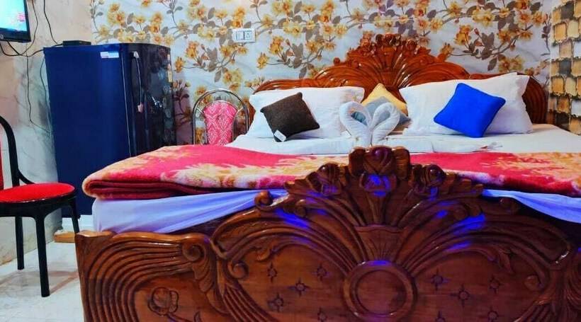 Estudi Executiu, Royal Island