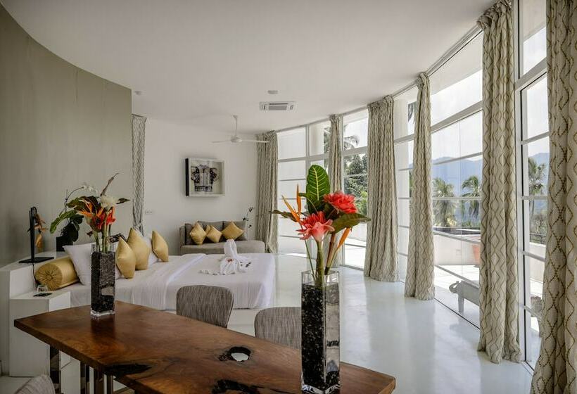 غرفة دور أخير, The Flame Tree Estate &