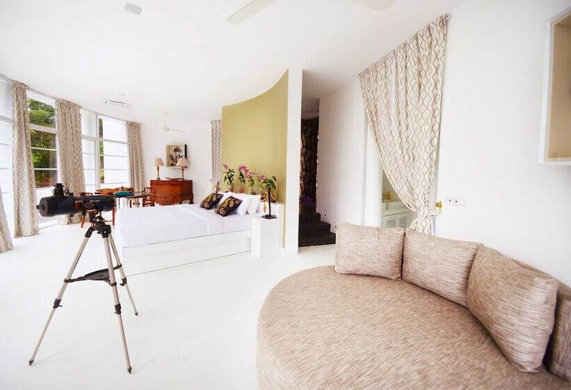 غرفة دور أخير, The Flame Tree Estate &