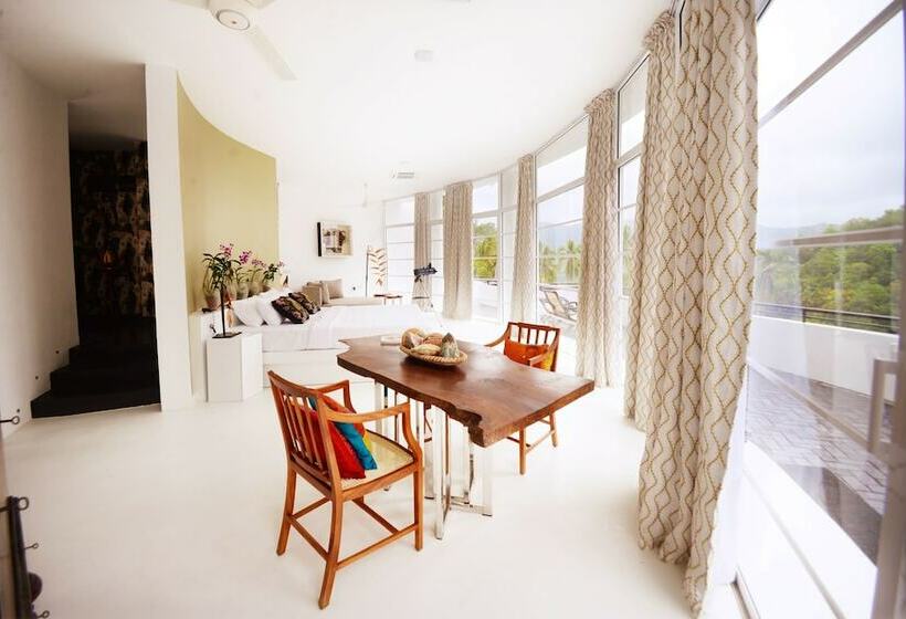 غرفة دور أخير, The Flame Tree Estate &