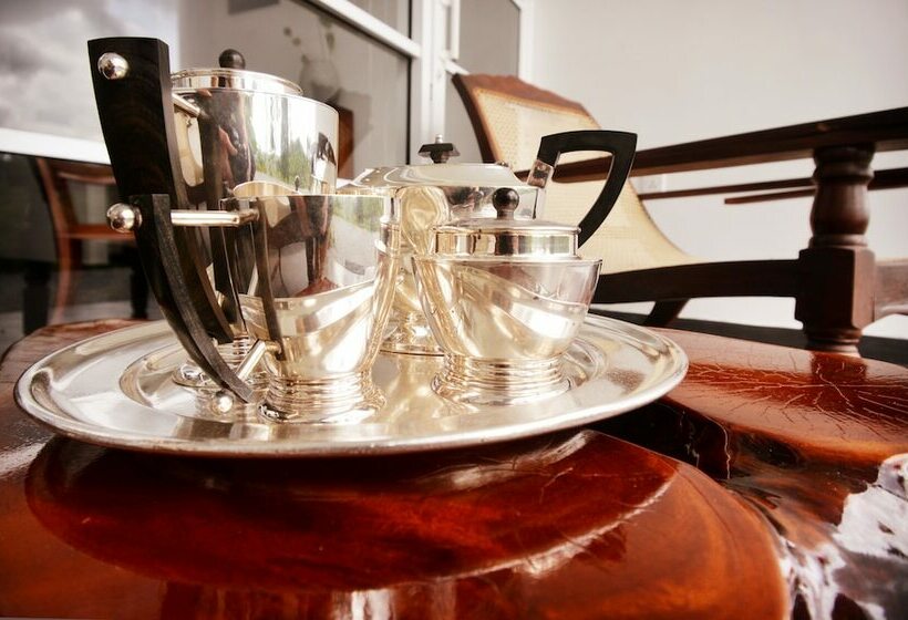 غرفة دور أخير, The Flame Tree Estate &