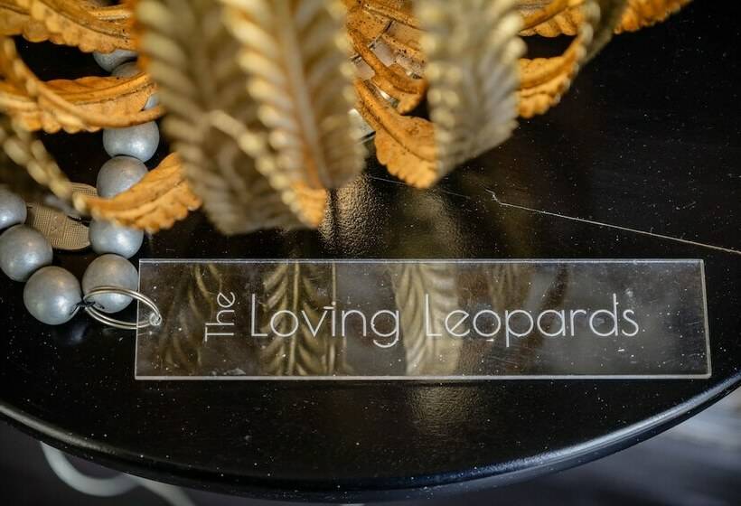 غرفة دور أخير, The Flame Tree Estate &