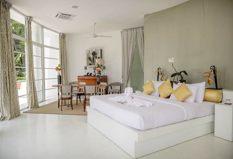 غرفة دور أخير, The Flame Tree Estate &