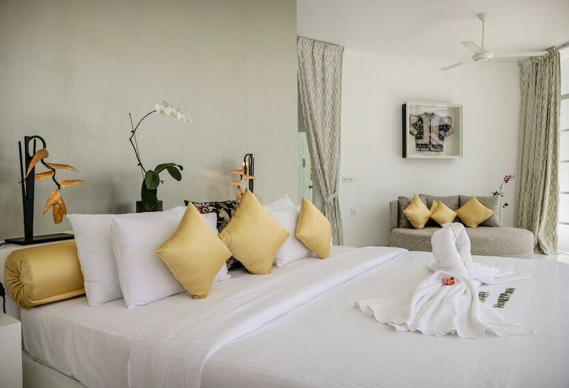 غرفة دور أخير, The Flame Tree Estate &