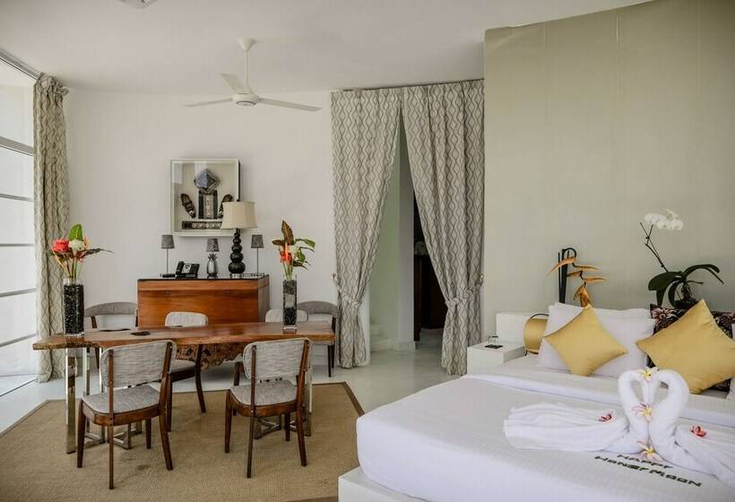 غرفة دور أخير, The Flame Tree Estate &