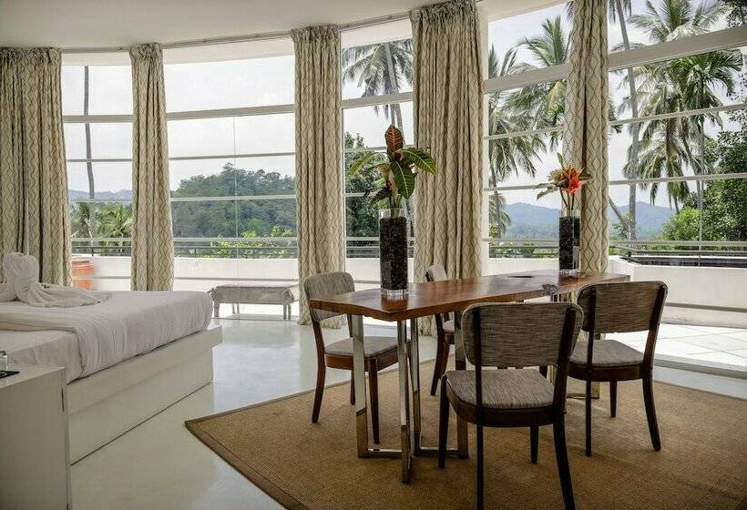 غرفة دور أخير, The Flame Tree Estate &