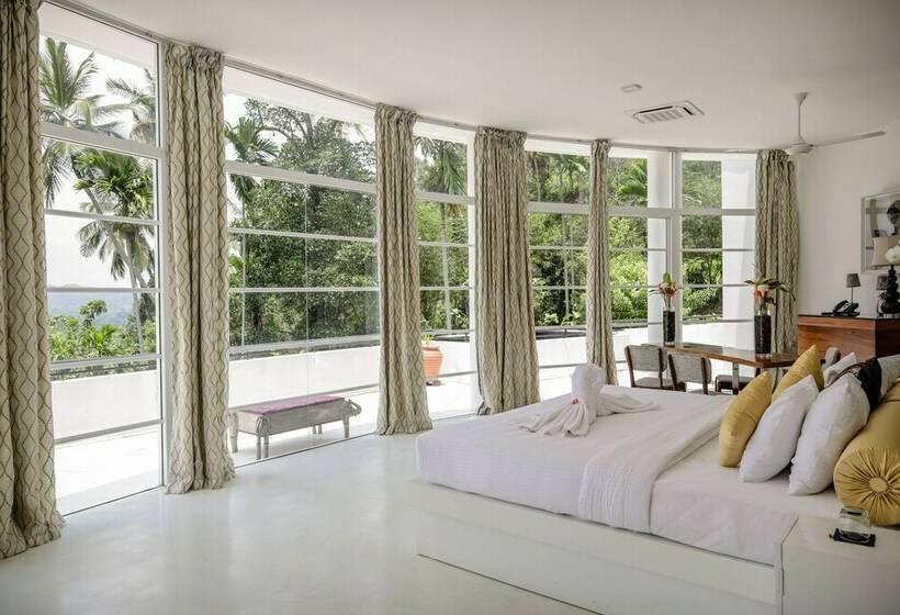 غرفة دور أخير, The Flame Tree Estate &