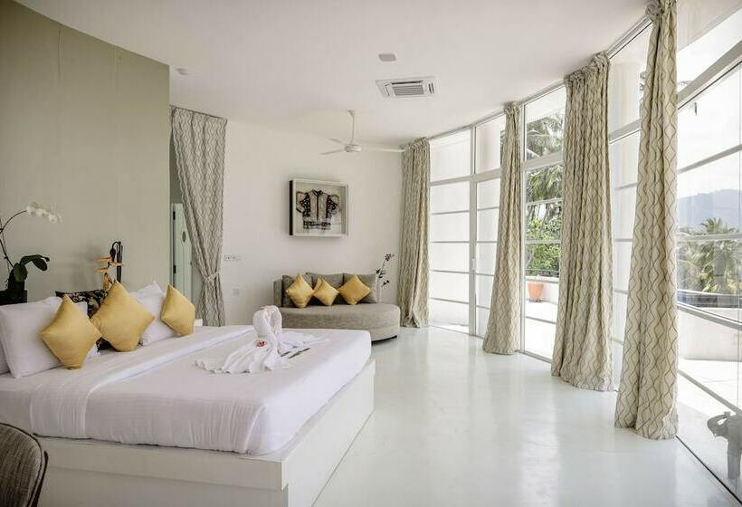 غرفة دور أخير, The Flame Tree Estate &