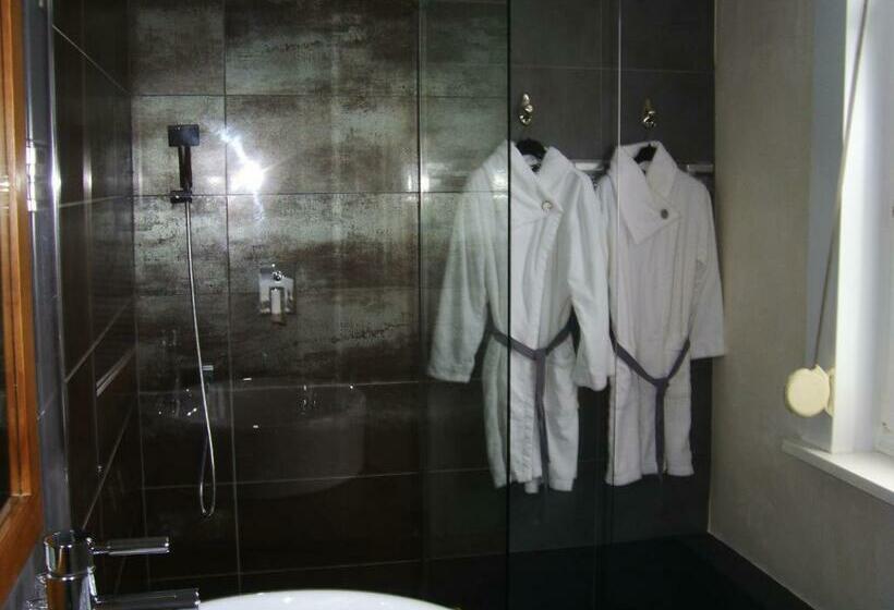 غرفة قياسية, La Ceriseraie