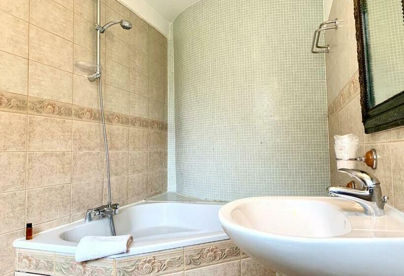 חדר סטנדרט לשלושה עם נוף לגינה, B&b La Tour Blanche