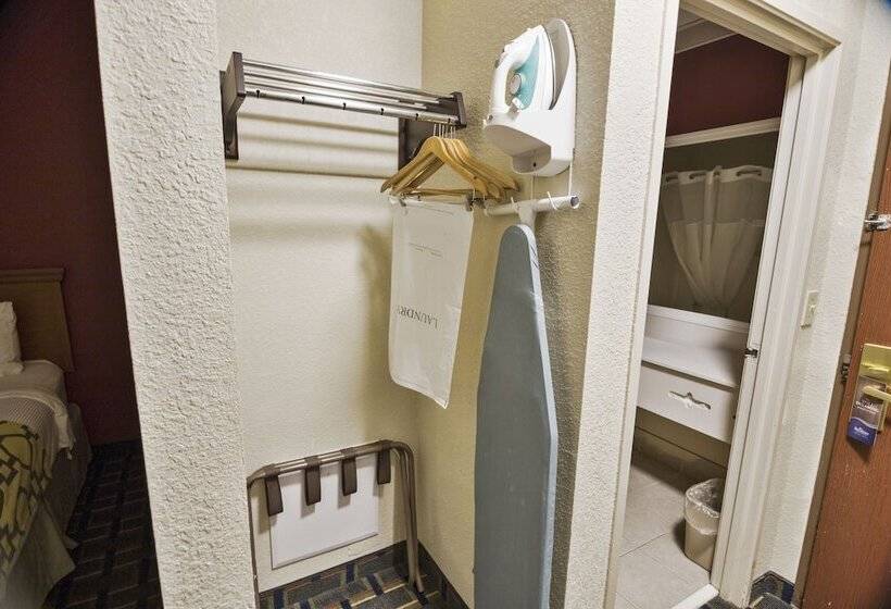 سوییت جونیور, Baymont By Wyndham Pooler/savannah