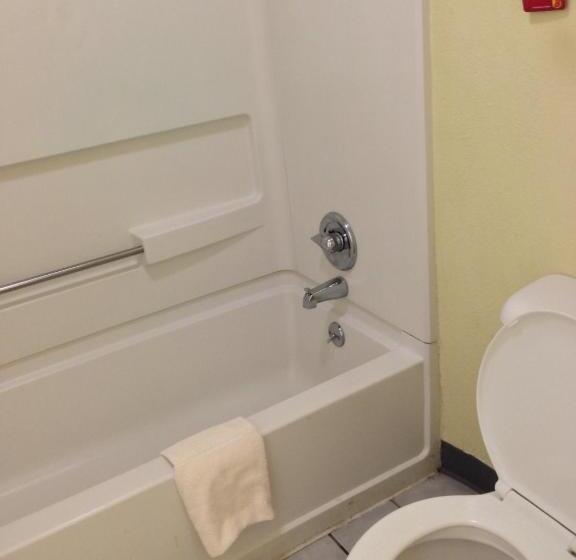 غرفة قياسية سرير كينج, Super 8 By Wyndham Brookhaven