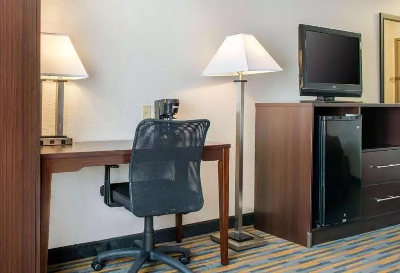 キングサイズベッドのスタンダードルーム, Quality Inn Noblesvilleindianapolis