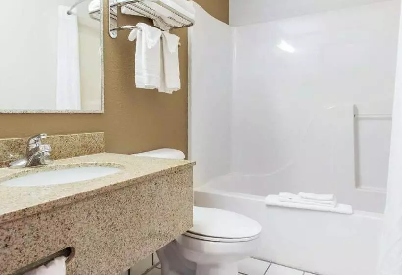 キングサイズベッドのスタンダードルーム, Quality Inn Noblesvilleindianapolis